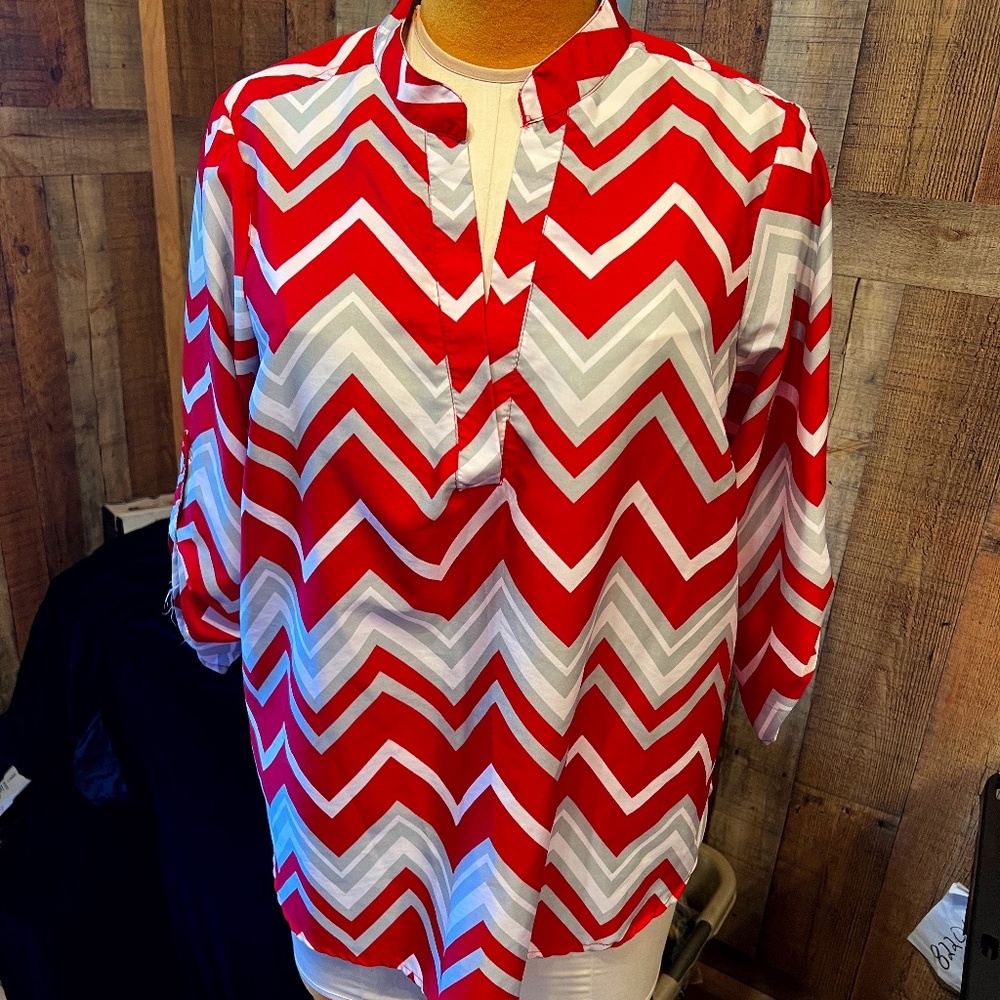 LADIESWOMEN'S LADIES PLUS SIZE 1X RED GRAY WHITE CHEVRON PRINT TOP SHIRT BLOUSE